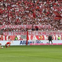 Der FC Bayern München holt einen Sieg gegen den 1. FC Köln. Die Fans machen mit einem Banner auf sich aufmerksam, dahinter verbirgt sich eine kuriose Geschichte.