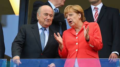 Bundeskanzlerin Angela Merkel und FIFA-Präsident Sepp Blatter sprechen bei der WM 2014