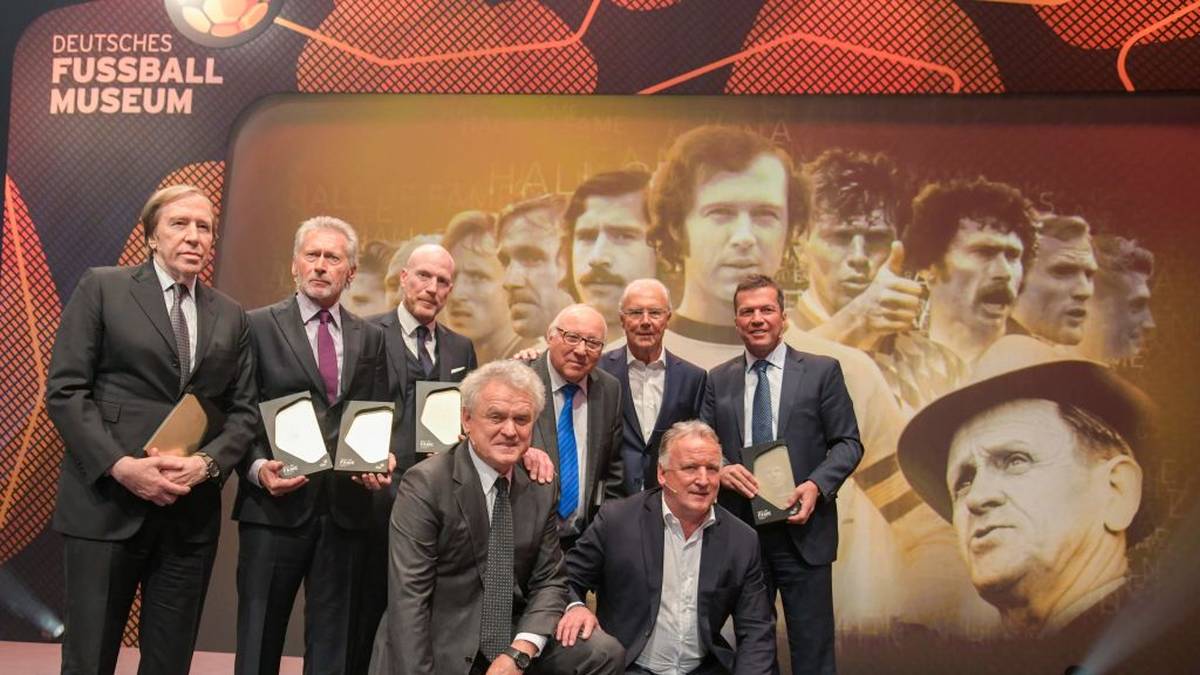 Gruppenfoto mit (v.l.) Günter Netzer, Paul Breitner, Matthias Sammer, Sepp Maier, Uwe Seeler, Andreas Brehme und Lothar Matthäus: Bei der Eröffnung der Hall of Fame des deutschen Fußballs in Dortmund im April 2019 darf der Kaiser (3.v.r.) natürlich auch nicht fehlen