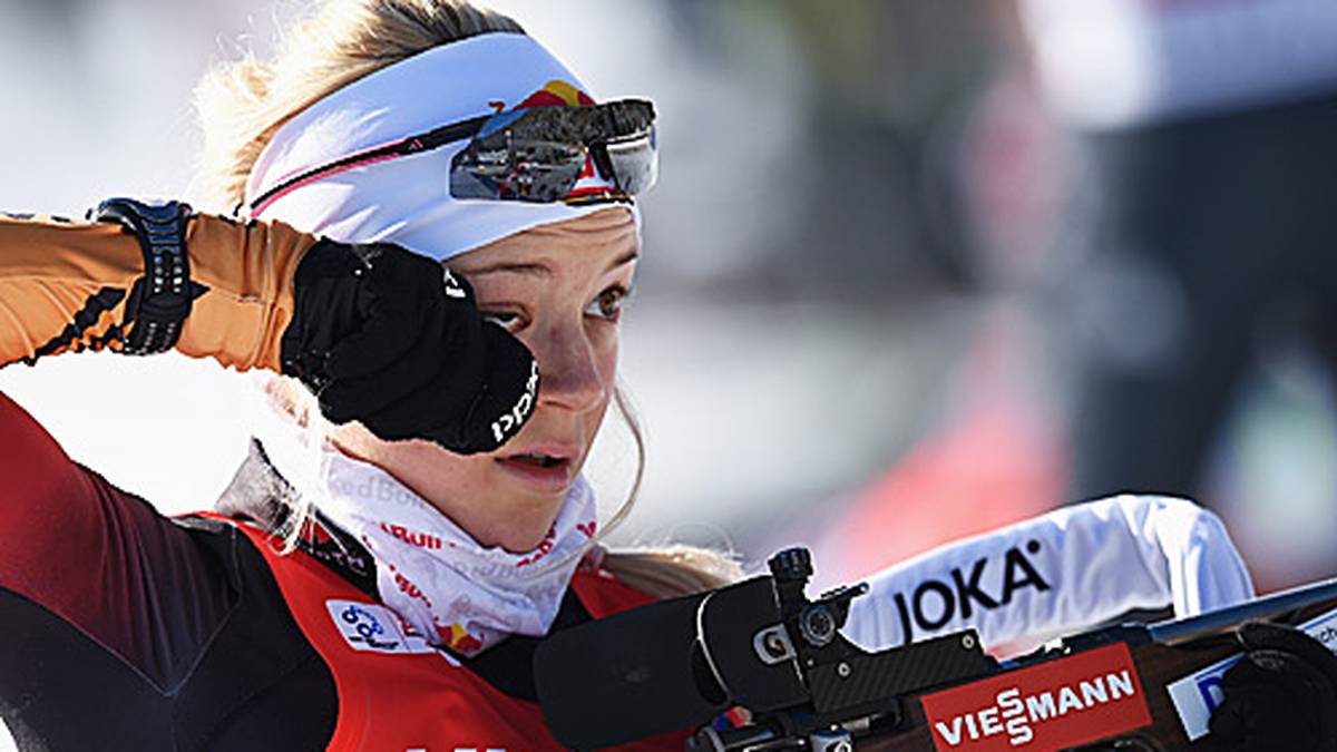 Beim Sprint in Hochfilzen im Dezember 2014 unterläuft Miriam Gössner ein unfassbarer Faux-Pas: Nach dem Liegendschießen läuft sie nur eine statt zwei Strafrunden, wodurch sie zwei Strafminuten bekommt. Sie verpasst die Qualifikation für das Verfolgungsrennen und weint bittere Tränen