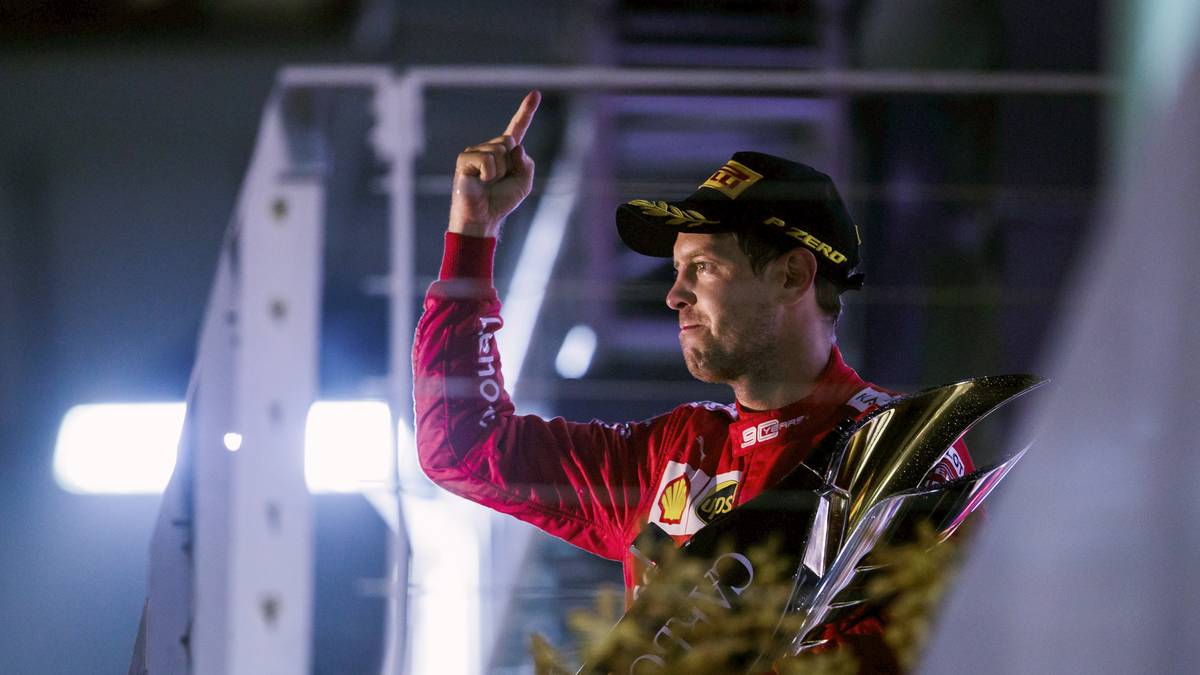 Beim folgenden Rennen in Singapur betreibt Vettel mit seinem 53. Grand-Prix-Sieg Wiedergutmachung. Nach zwei zweiten Plätzen in Japan und Mexiko beendet er die Saison auf Gesamtplatz fünf - zu wenig, um die vielen Kritiker verstummen zu lassen
