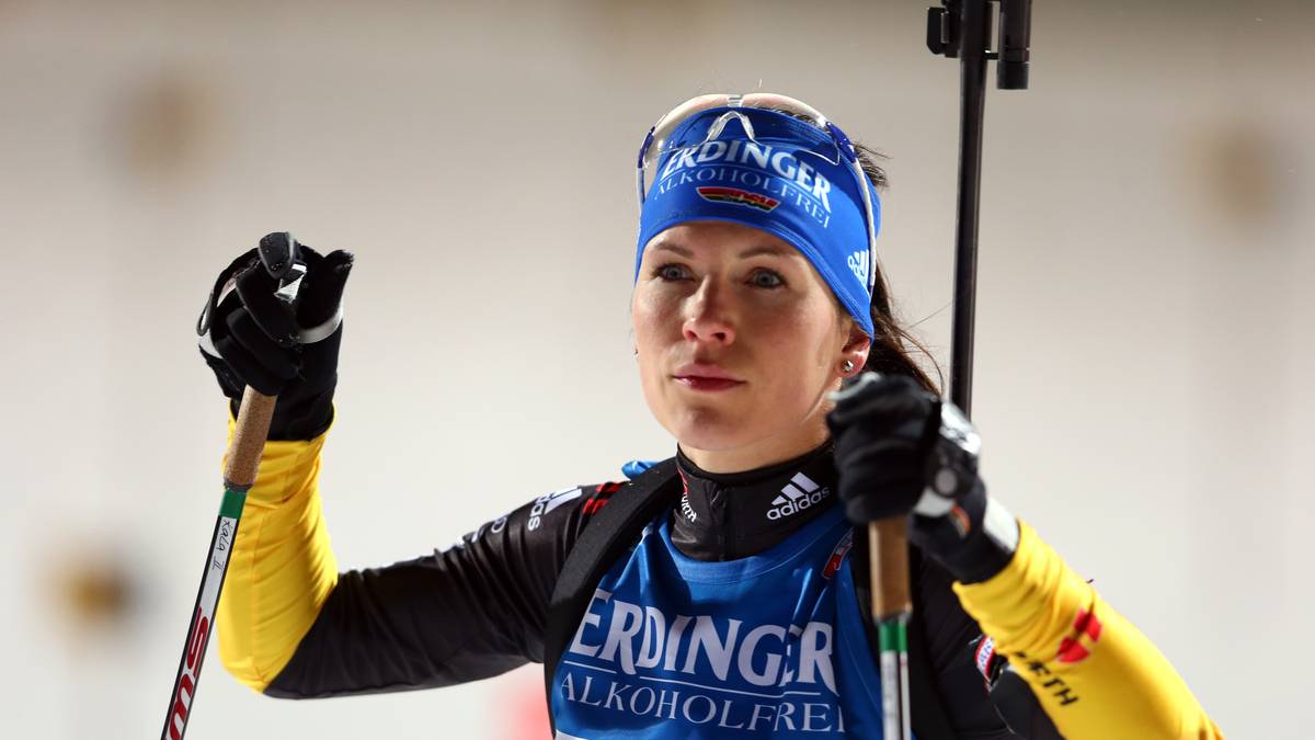 KATHRIN LANG – MIRIAM GÖSSNER: Kathrin Lang (ehemals Hitzer) bringt kurz nach den enttäuschend verlaufenen Olympischen Spielen in Sotschi 2014 zusätzliche Unruhe ins Lager der deutschen Biathletinnen. "Miriam kommt viermal gerade so unter die Top 60 und bekommt jeglichen Freiraum", schickt die Schwäbin eine Spitze in Richtung von Miriam Gössner