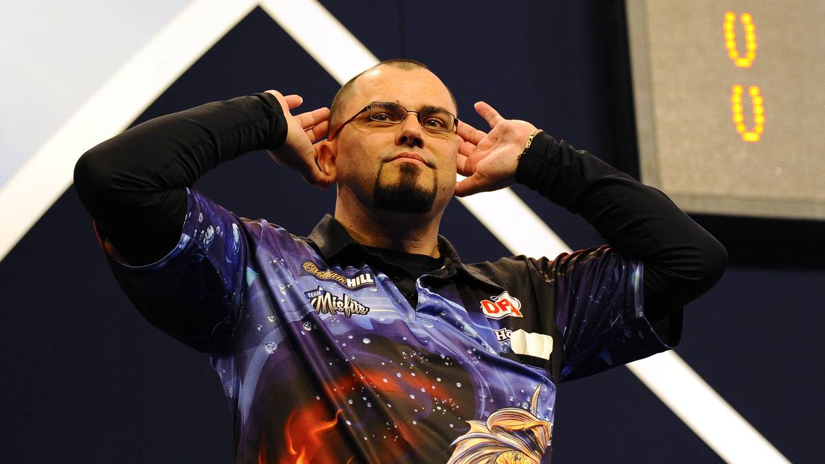 Raymond Smith lässt sich in seinem Spiel gegen Alan Tabern von den Fans feiern, muss sich am Ende aber mit 2:3 geschlagen geben