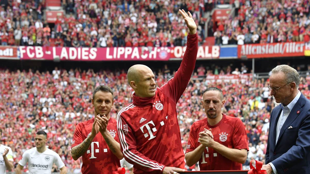Kurz vor dem Anpfiff folgt dann die offizielle Verabschiedung. Bayern-Stadionsprecher Stefan Lehmann hält eine kurze Laudatio, es gibt Bilder mit einer Menge gewonnener Pokale für das Trio