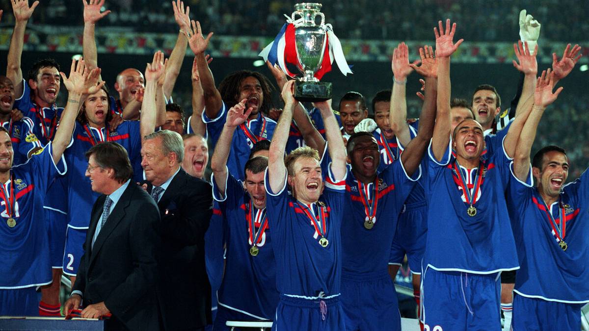 Bevor Italien Frankreich sechs Jahre später den WM-Titel im Finale wegschnappte, hatten vorher die Franzosen ein halbes Jahr nach der Jahrtausendwende die Nase vorn