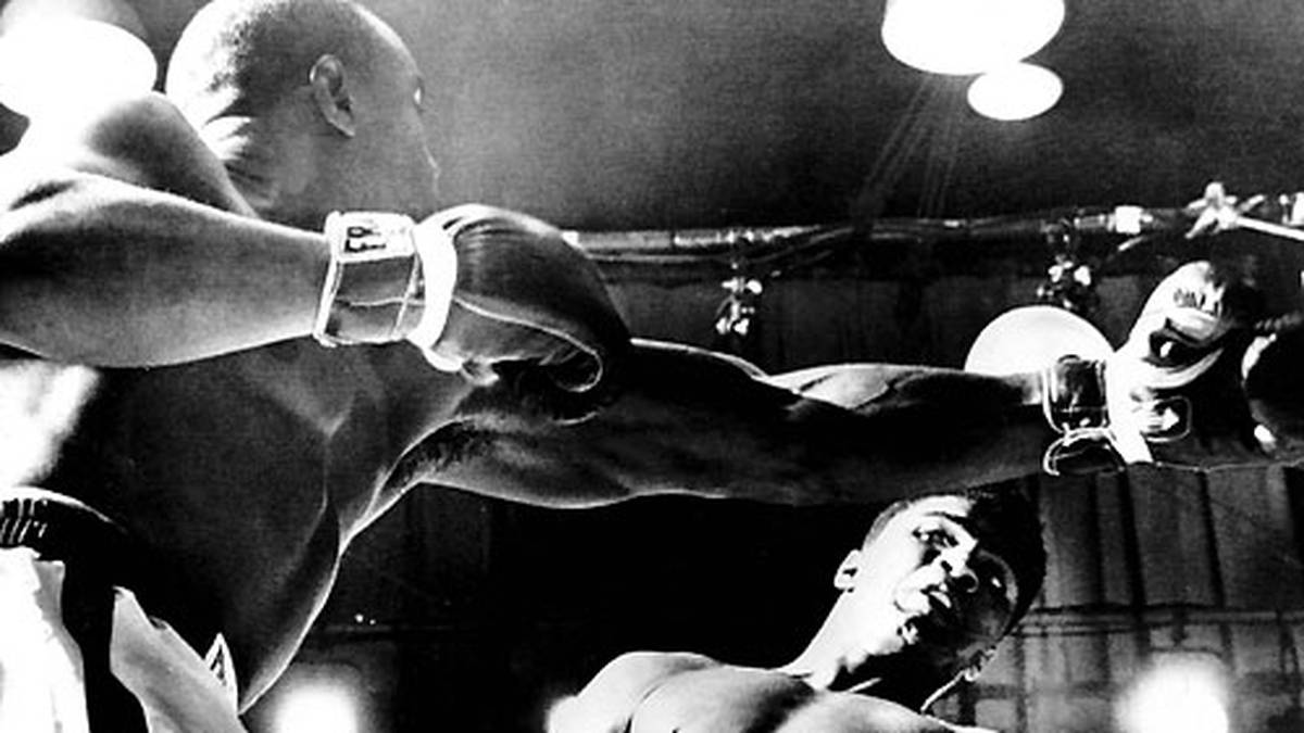 ... und entgeht Listons Schlägen mit seiner Schnelligkeit und Beweglichkeit ein ums andere Mal