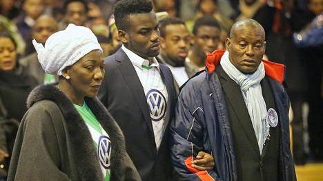Die Familie von Junior Malanda bei der Beisetzung in Brüssel