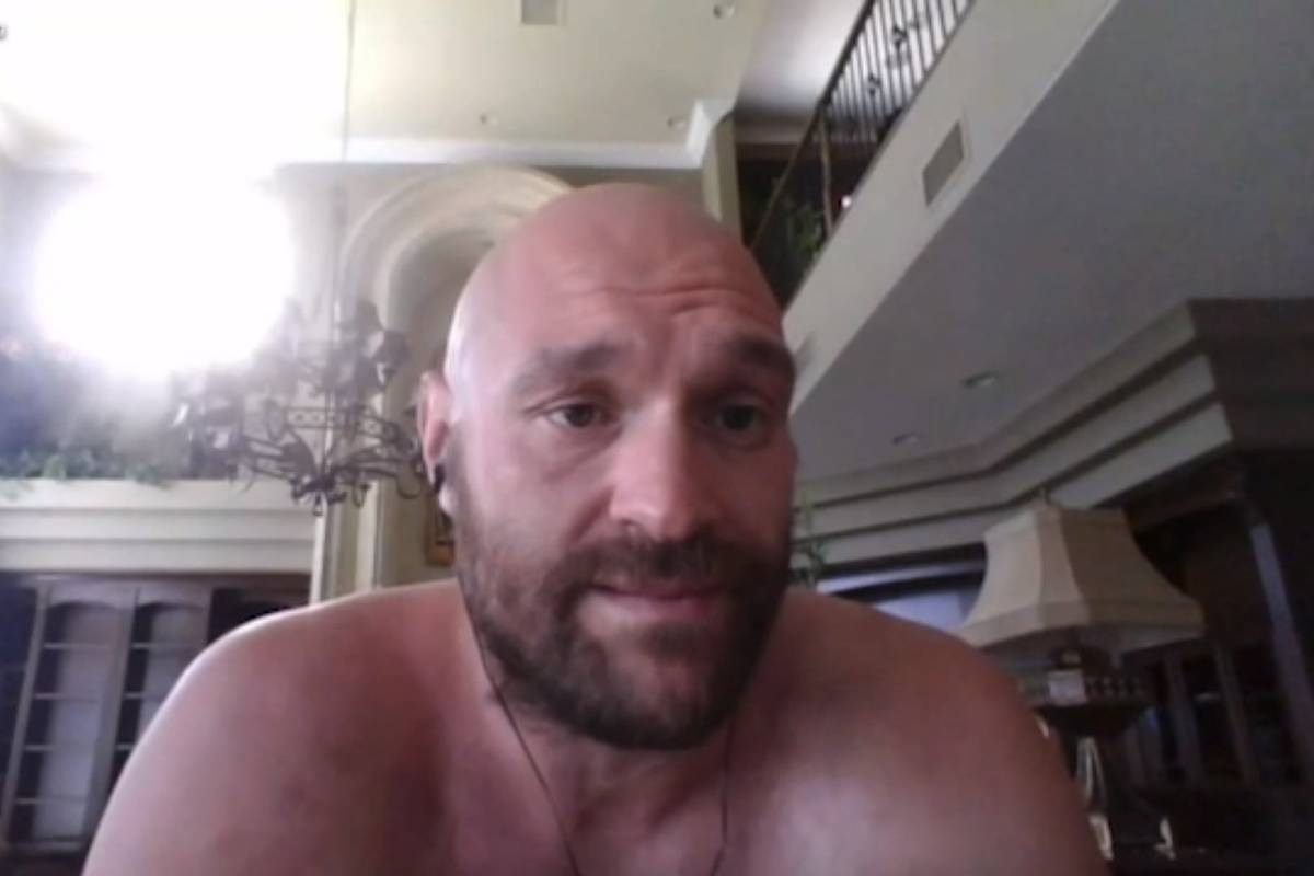 Tyson Fury äußert sich bei einem kuriosem Interview, indem er oberkörperfrei vor der Kamera sitzt, zum Fight mit Deontay Wilder. Dabei warnt er von der Gefahr seines Gegners.