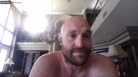 Tyson Fury äußert sich bei einem kuriosem Interview, indem er oberkörperfrei vor der Kamera sitzt, zum Fight mit Deontay Wilder. Dabei warnt er von der Gefahr seines Gegners.