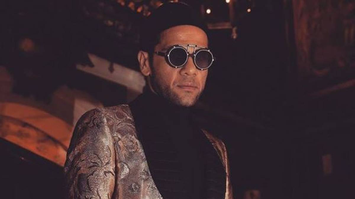 Was ist das denn? PSG-Star Dani Alves schlendert im glitzernden Blumensakko und mit einer getönten Idiotenbrille durch Paris. SPORT1 zeigt die Modesünden der Fußball-Stars