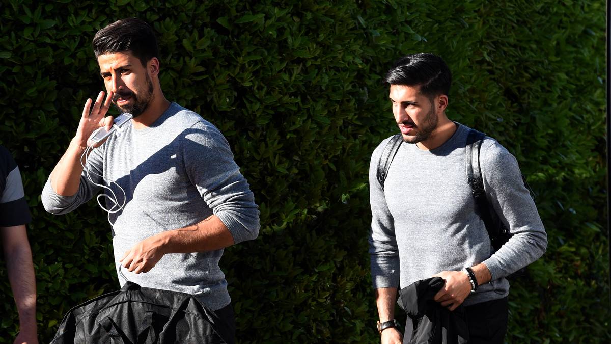 Die beiden Legionäre Sami Khedira (l.) von Juventus Turin und Emre Can vom FC Liverpool verlassen den Mannschaftsbus