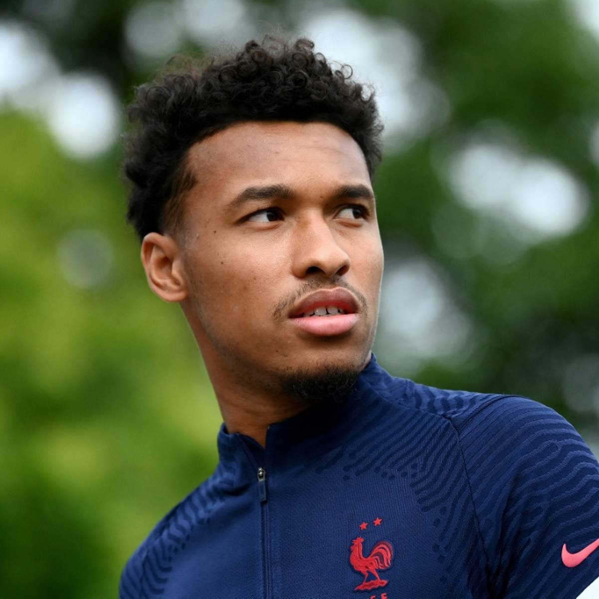 Frankreich muss bei der WM in Katar auf Boubacar Kamara verzichten. Der Mittelfeldspieler von Aston Villa verpasst das Turnier wegen einer Knieverletzung.