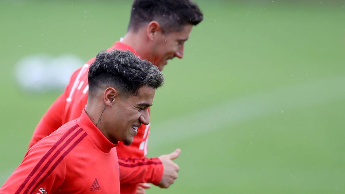 Lob bekommt Lewandowski von Mitspielern und aus der Führungsebene. "Er ist überragend, eine Legende und ein großartiger Typ", sagt Neuzugang Philippe Coutinho. Manuel Neuer fügt mit einem Augenzwinkern hinzu: "So viel hat er im Training in den letzten Tagen nicht getroffen." Sportdirektor Hasan Salihamidzic unterstreicht Lewandowskis Bedeutung: "Er ist unverzichtbar, Wahnsinn, ein Stürmer, wie man ihn sich nur wünschen kann"