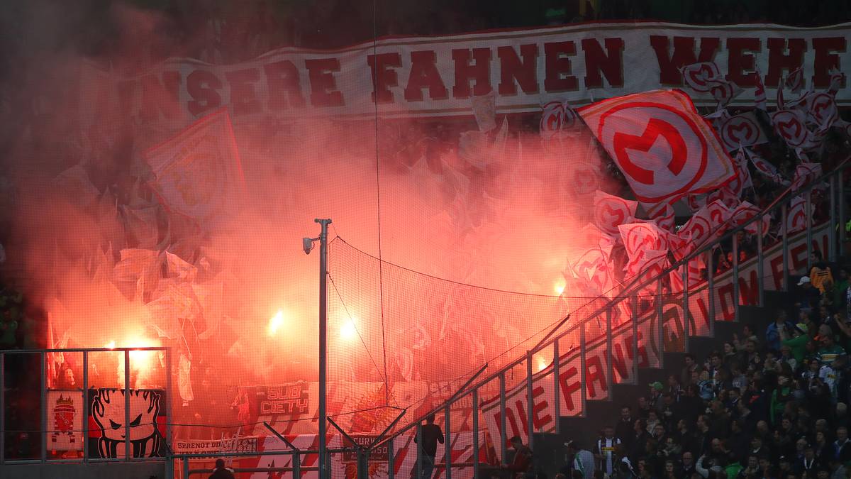 Nicht gern gesehen ist higegen dies: Im Mainzer Fanblock wird vor dem Anpfiff gezündelt