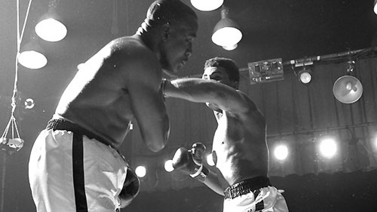 Ab der dritten Runde geht Clay verstärkt in die Offensive. Bei weiterhin provokant unten gehaltener Deckung bringt er mehr und mehr Treffer an