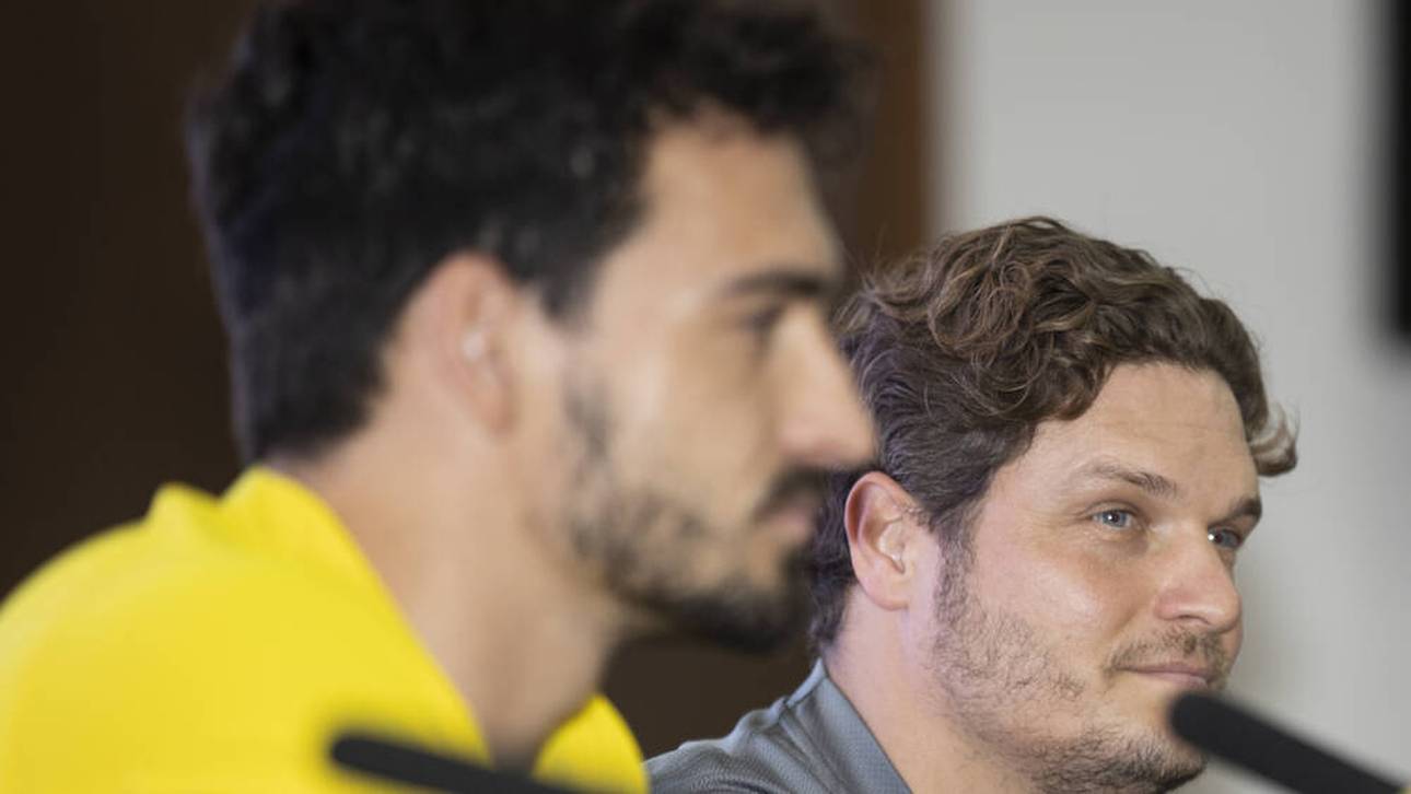 Bei der AS Rom im Gespräch - und dann bald wieder vereint mit Mats Hummels: Edin Terzic (r.)