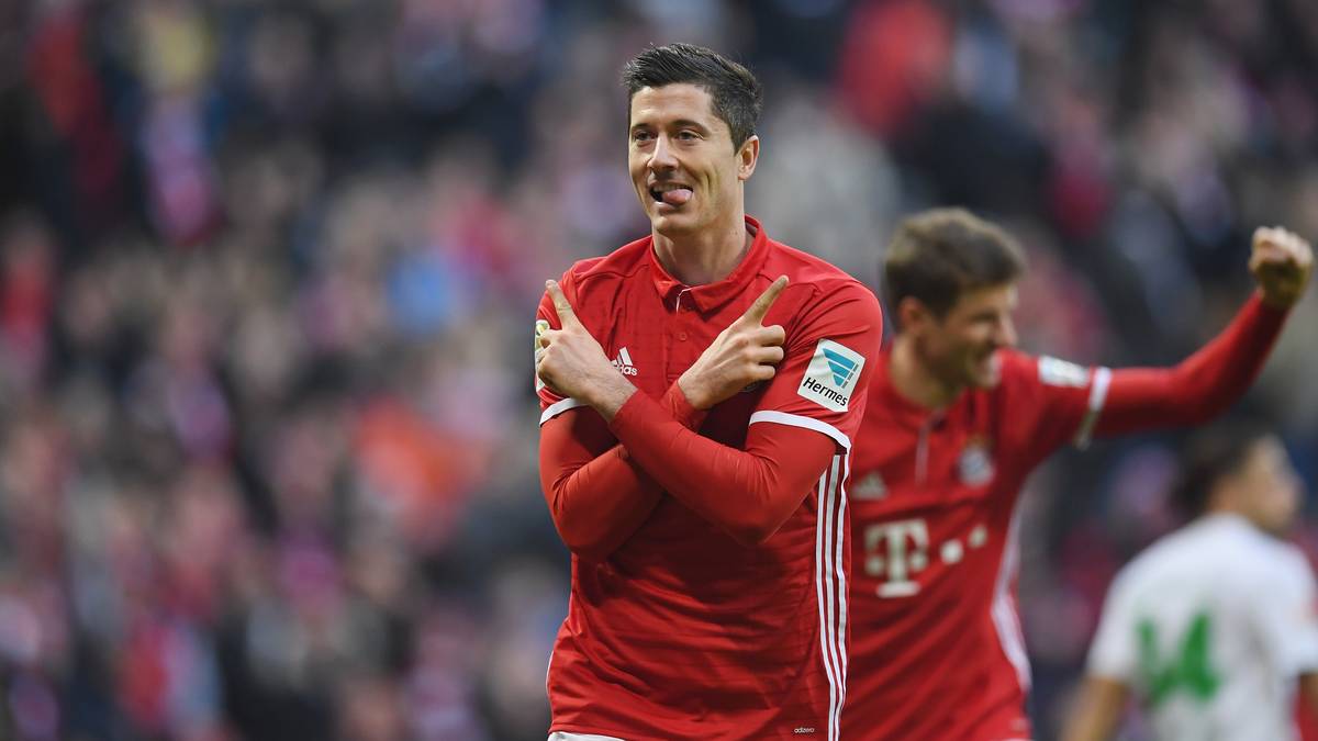 SAISON 2016/17 - 2 Stürmer: Auf der Trainerbank folgt Carlo Ancelotti auf Guardiola. In der Bundesliga gelingt souverän der Titelgewinn, im Pokal scheidet man gegen den BVB im Halbfinale aus, in der CL geht es bis ins Viertelfinale. ROBERT LEWANDOWSKI (33 Spiele) ist praktisch konkurrenzlos, knackt zum zweiten Mal in Folge die 30-Tore-Marke