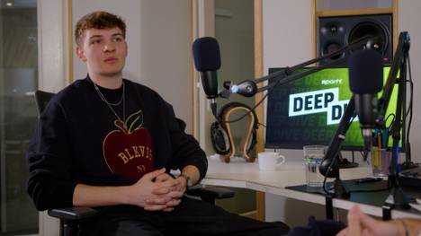 Im SPORT1-Podcast "Deep Dive" spricht SPORT1-Moderator Lenny Peteanu mit dem Amputiertenfußball-Nationalspieler Jonas Lappe. Dieser berichtet dabei über Herausforderungen und was ihn dabei motiviert. 