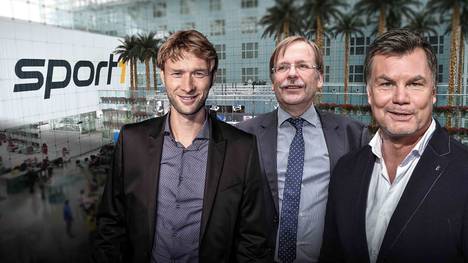 Dr. Rainer Koch (M.) und Simon Rolfes (l.) sind am Sonntag zu Gast im CHECK24-Doppelpass auf SPORT1