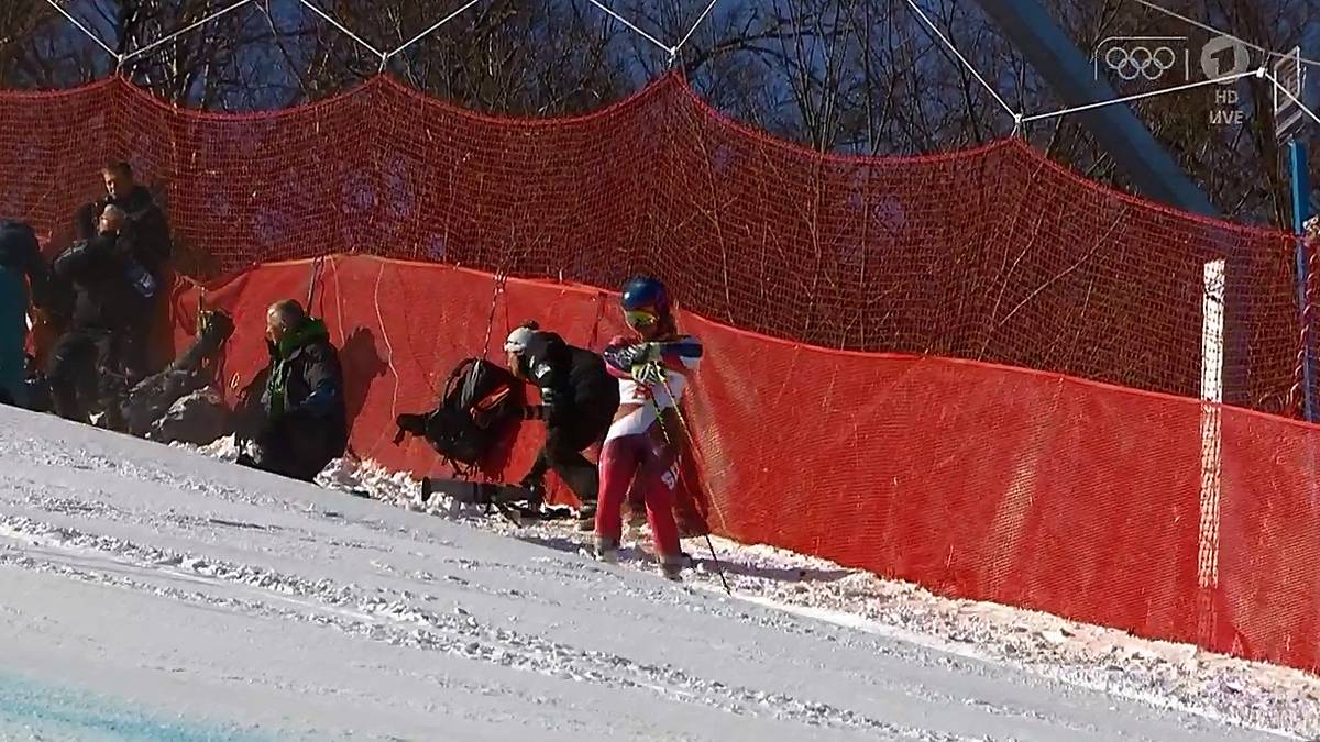 Doch der Crash geht glimpflich aus. Alle Beteiligten scheinen unverletzt geblieben zu sein. Gut steht umgehend wieder auf und fährt den Hang auf Skiern hinab