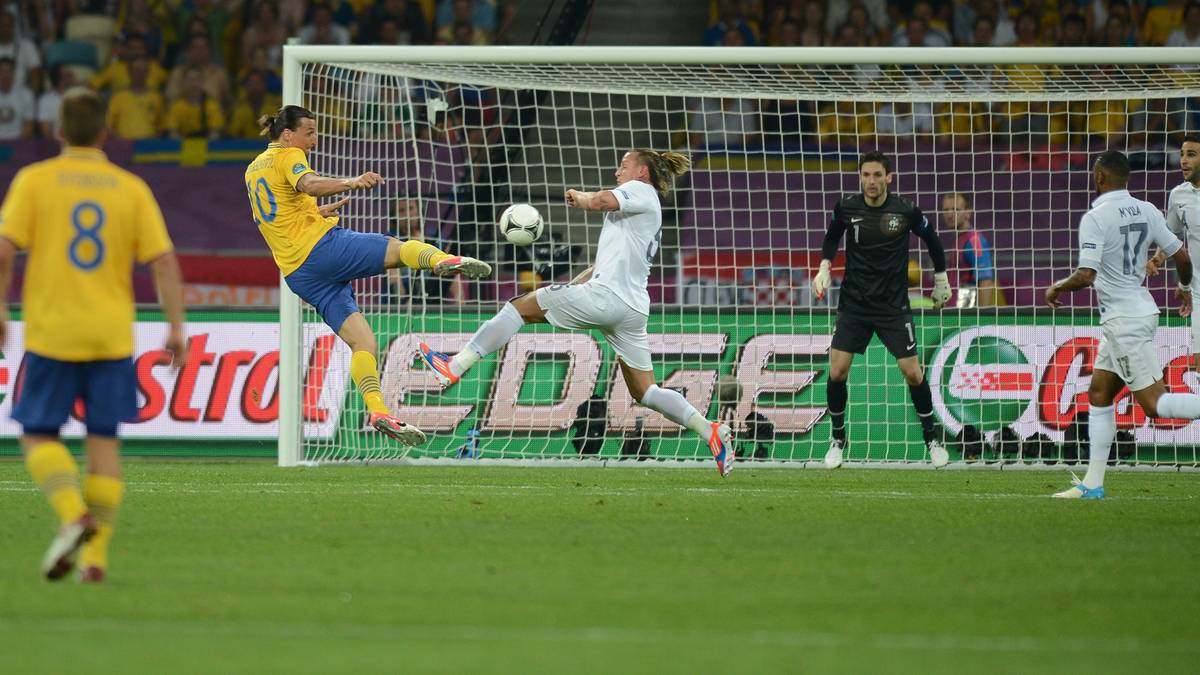 Acht Jahre später stellt Ibrahimovic eindrucksvoll unter Beweis, dass er es immer noch drauf hat. Beim 2:0-Triumph über Frankreich bringt der Routinier die Massen mit einem Seitfallzieher zum Staunen