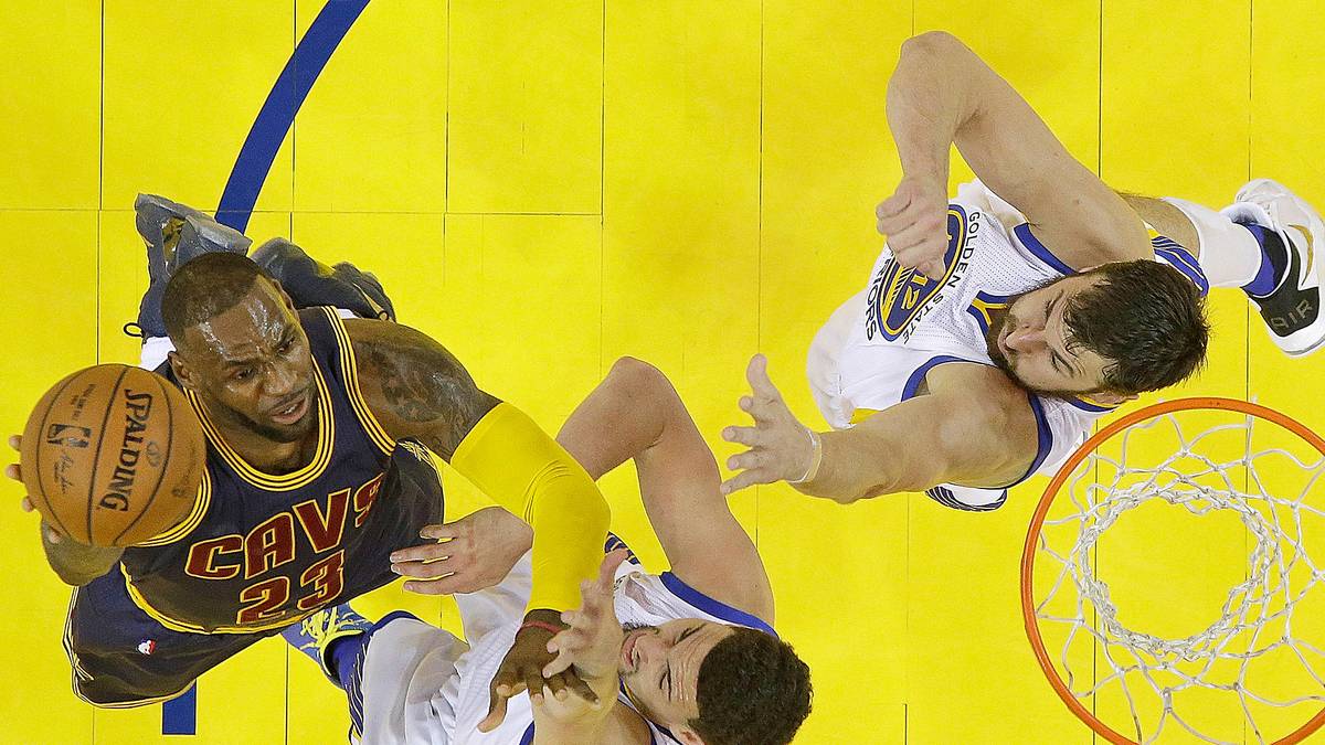 Auch wenn MVP Steph Curry ihn auf dem Weg zum Korb wenig entgegenzusetzen hat, kommt "King James" nur auf 19 Punkte und lässt sich siebenmal den Ball klauen