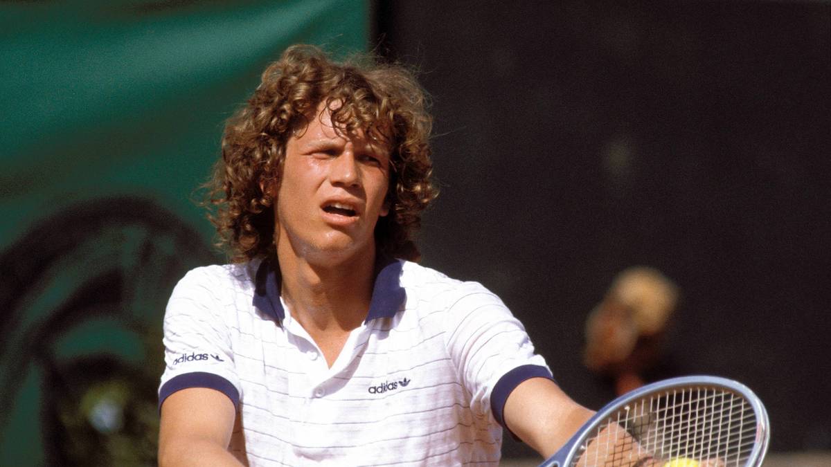 Im Davis-Cup-Halbfinale 1985 gewinnt der Deutsche Michael Westphal (Bild) gegen Tomas Smid (CSSR) den fünften Satz mit 17:15