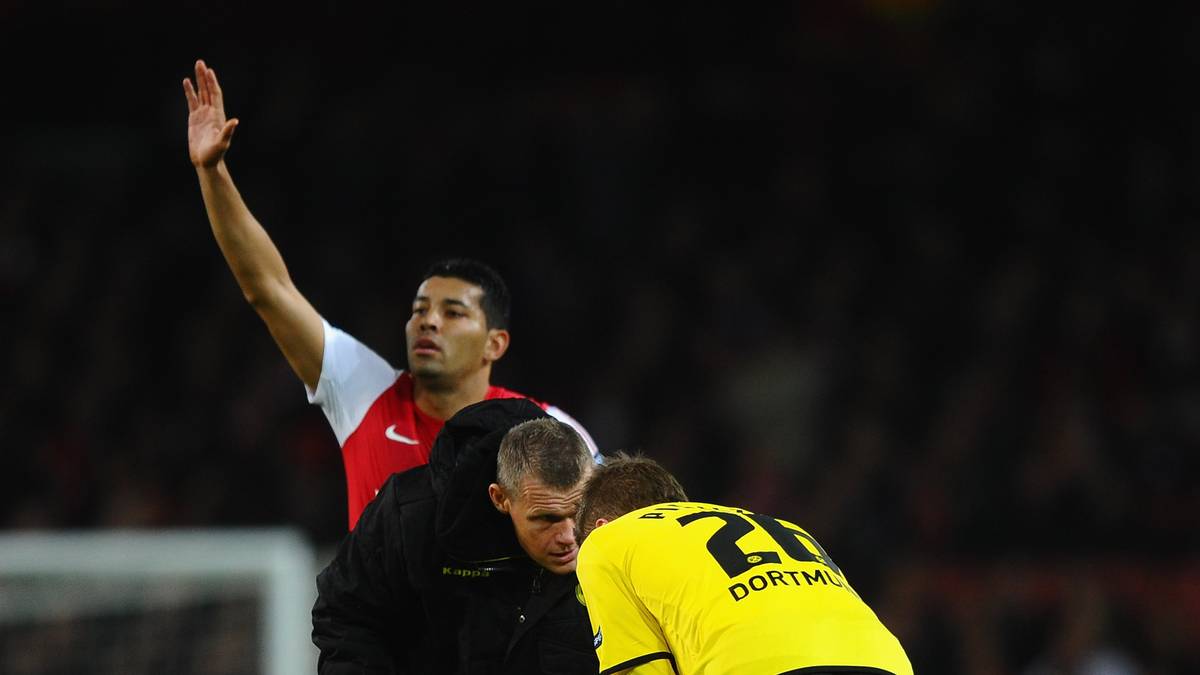 DOPPELTER KIEFERBRUCH (November 2011): Ziemlich genau zwei Jahre später trifft ihn Arsenals Thomas Vermaelen in der Champions League mit einem unabsichtlichen Tritt im Gesicht