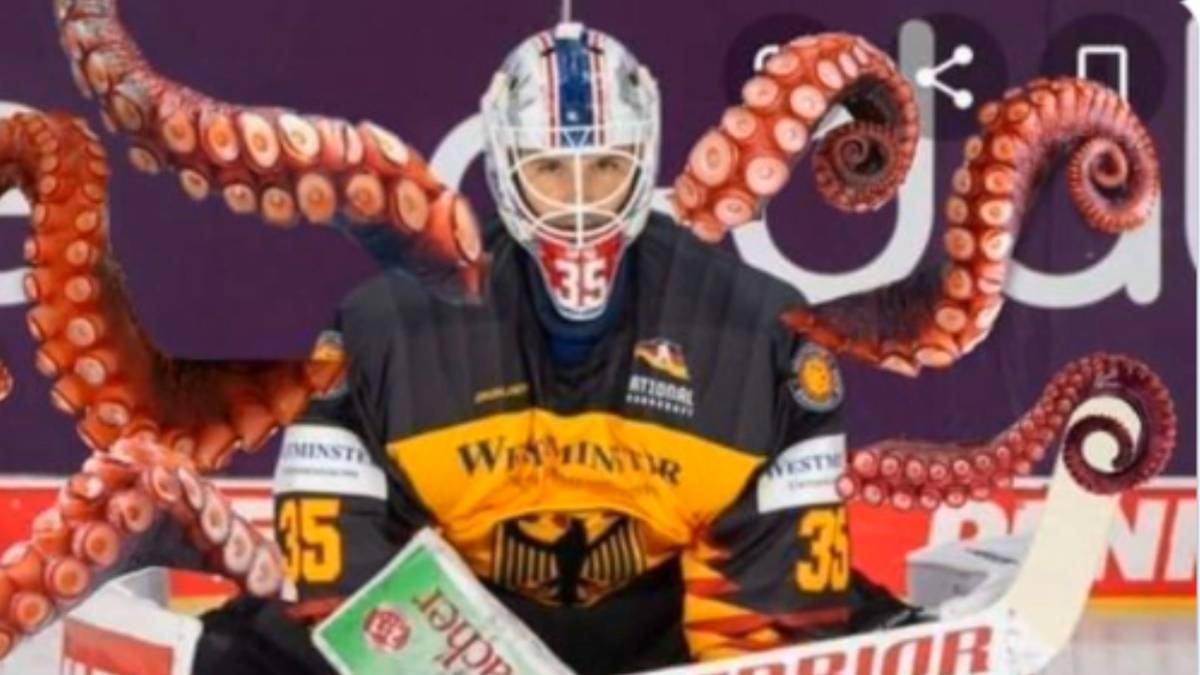 DEB-Goalie Mathias Niederberger wird nach dem Halbfinal-Einzug im Netz gefeiert
