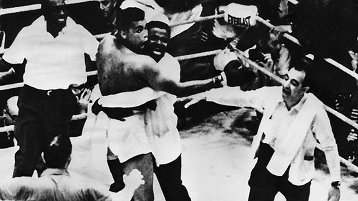 Der Jubel ist gewaltig: Clay ist Weltmeister, TV-Experte und Legende Joe Louis spricht von der "größten Box-Sensation aller Zeiten". Ali selbst ruft noch im Ring: "Ich bin der König der Welt, ich bin der Größte. Ich habe die Welt erschüttert"