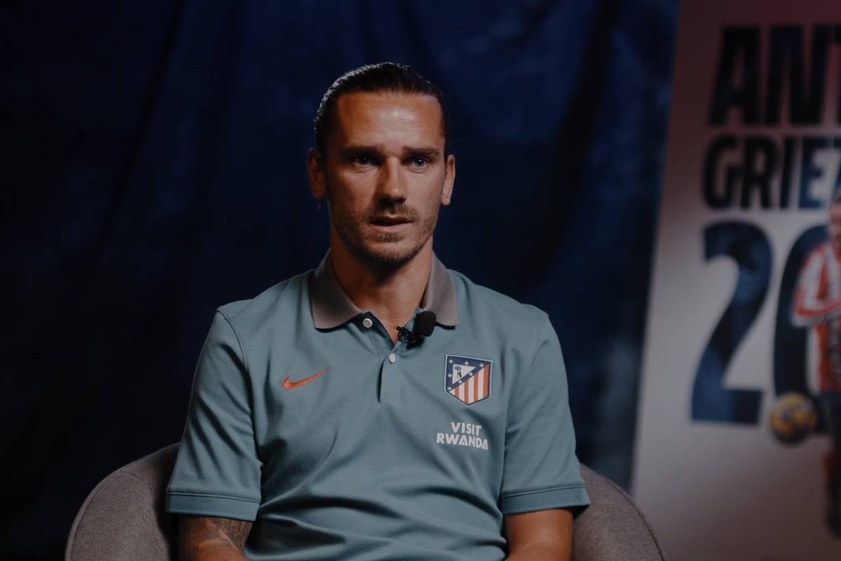 Antoine Griezmann bleibt Atlético Madrid bis 2027 erhalten. Die Klub-Legende spricht im Interview über seine Rolle im Verein, die Schwierigkeiten der vergangenen Saison und die kommenden Aufgaben.