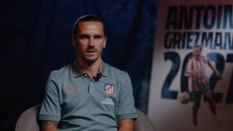 Antoine Griezmann bleibt Atlético Madrid bis 2027 erhalten. Die Klub-Legende spricht im Interview über seine Rolle im Verein, die Schwierigkeiten der vergangenen Saison und die kommenden Aufgaben.