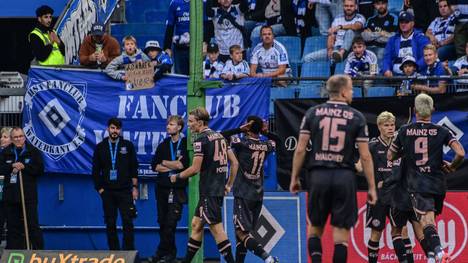 Der Ex-Hamburger Ransford Königsdorffer bejubelt sein Tor zum 5:0 für Mainz 05 aufreizend vor den HSV-Fans. Merlin Polzin, Trainer der Hanseaten, will sich nach dem Debakel jedoch nicht damit aufhalten.