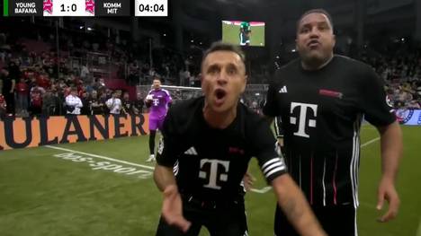 Beim Telekom Star Kick beschwert sich Bayern-Star Rafinha über ein Tor bei Schiedsrichter Patrick Ittrich. Die Schiri-Cam liefert einen wunderbaren Einblick.