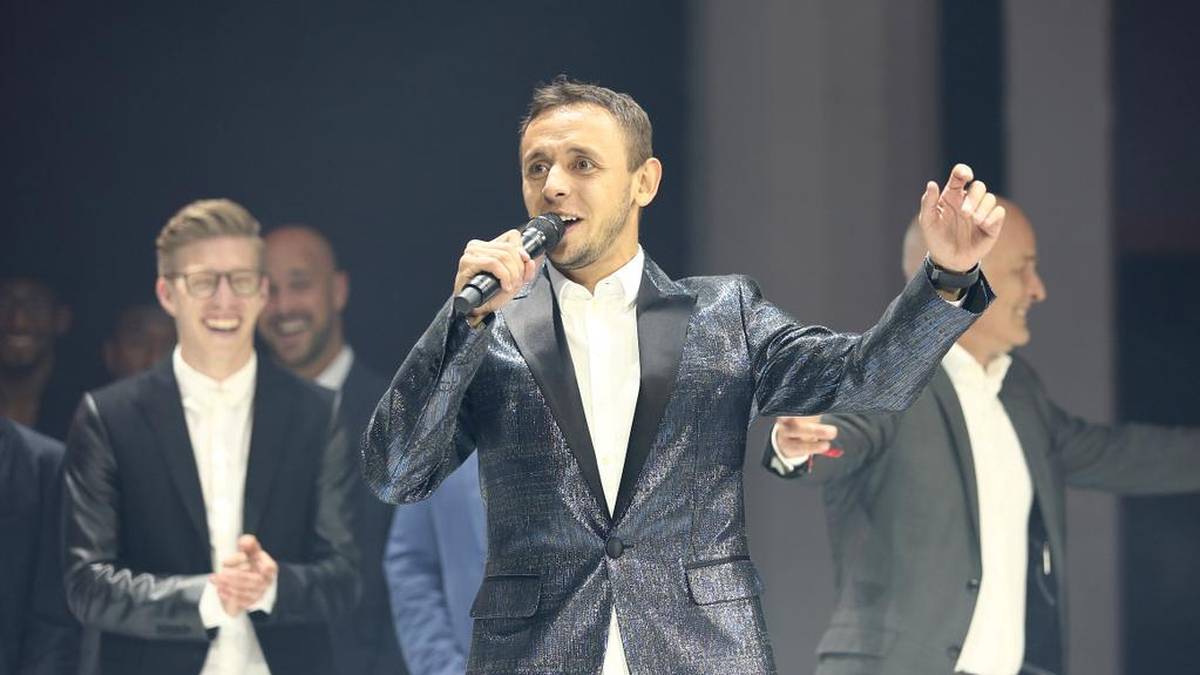 Rafinha zeigt dann auch auf vielfachen Wunsch seine gekonnte Performance als Double von Louis Armstrong und gibt "What a Wonderful World" zum Besten 