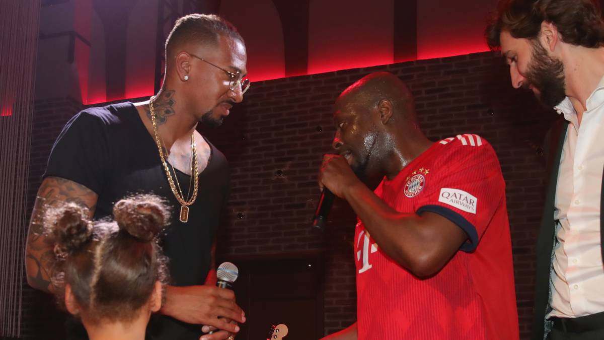 Jerome Boateng (l.) nutzt die Gelegenheit, mit ihm ein paar Worte zu wechseln 