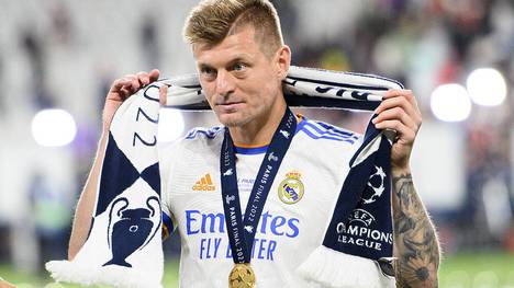 Toni Kroos zweifelt in seinem Podcast "Einfach mal Luppen" an einem Verbleib von Robert Lewandowski beim FC Bayern.