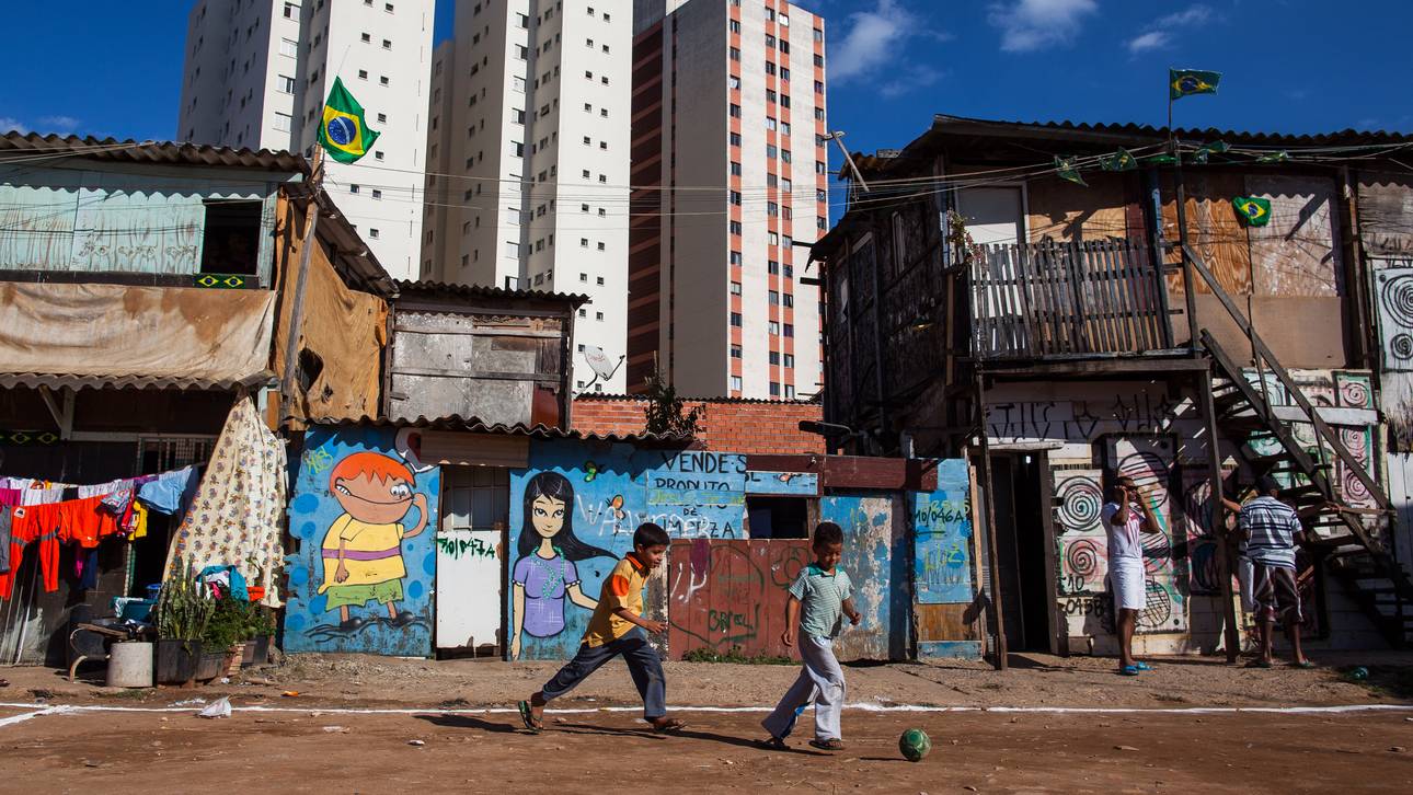 DFB-Frauen besuchen Favela