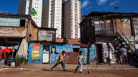 Spielende Kinder in einer Favela in Sao Paulo