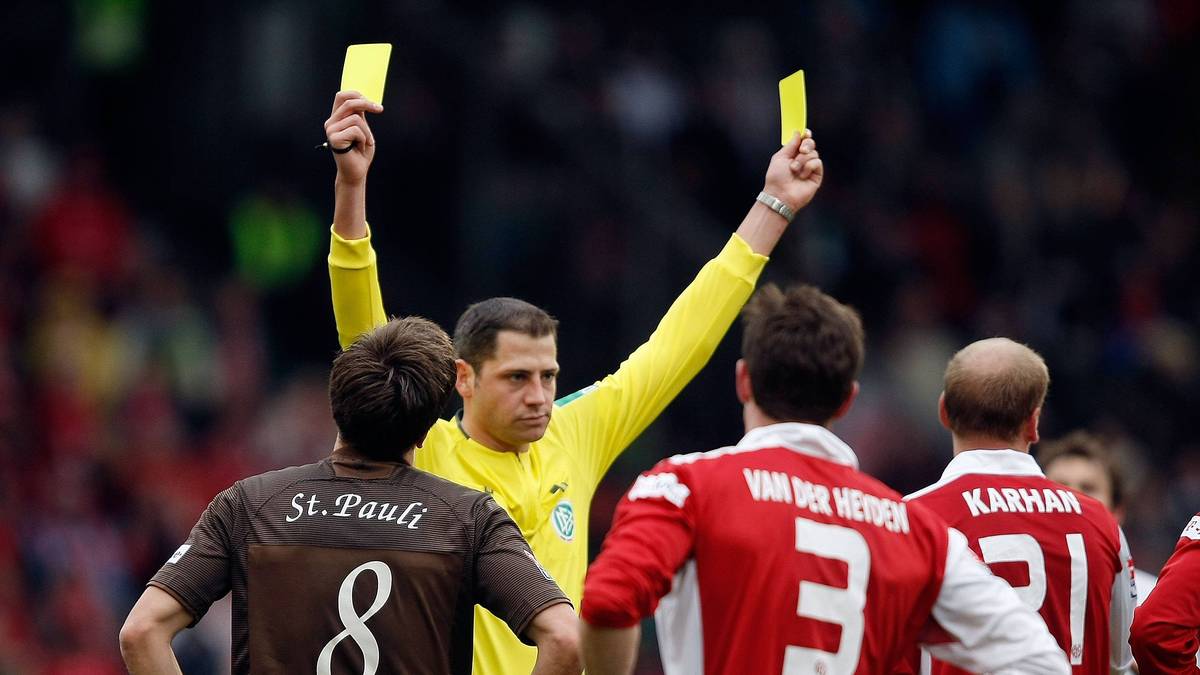 Platz 5: Thomas Metzen (Deutschland)                                                                             32 Spiele pfiff Thomas Metzen zwischen 2008 und 2012 in der 2.Bundesliga. In Erinnerung geblieben ist aber nur die Partie zwischen Mainz und St. Pauli im Jahr 2008. Der "Eifel-Django", wie er seit diesem Tag genannt wird, verwarnte die Spieler Florian Bruns und Miroslav Karhan zeitgleich. Eine solches "Doppelgelb" hatte es vorher noch nie gegeben. Obwohl nicht verboten, kritisierte der DFB den Unparteiischen im Anschluss scharf und argumentierte, dass sich ein Schiedsrichter durch solche Aktionen zu sehr in den Mittelpunkt des Geschehens stellen würde