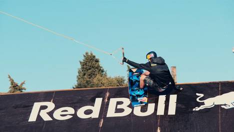 Wie funktioniert eigentlich Wakeboarden? Die Profis liefern spektakuläre Tricks - bei "Anfängern" wie Miley Cyrus oder Kim Kardashian sieht es dagegen eher holprig aus.