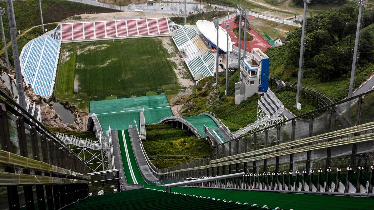 In Pyeongchang, Südkorea, dient ein Fußballfeld als Landebereich einer Skisprung-Schanze. Hier flog Andreas Wellinger bei den Olympischen Winterspielen 2018 zu Gold