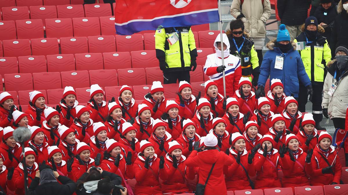 Damit auch alles in geregelten Bahnen abläuft, hat die "Armee der Schönheiten", wie Machthaber Kim die Damen getauft hat, einen Einpeitscher dabei. Er gibt den Ton an und die Masse stimmt brav mit ein