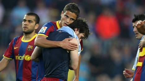 Ibrahim Afellay (2.v.l.) und Lionel Messi beim FC Barcelona