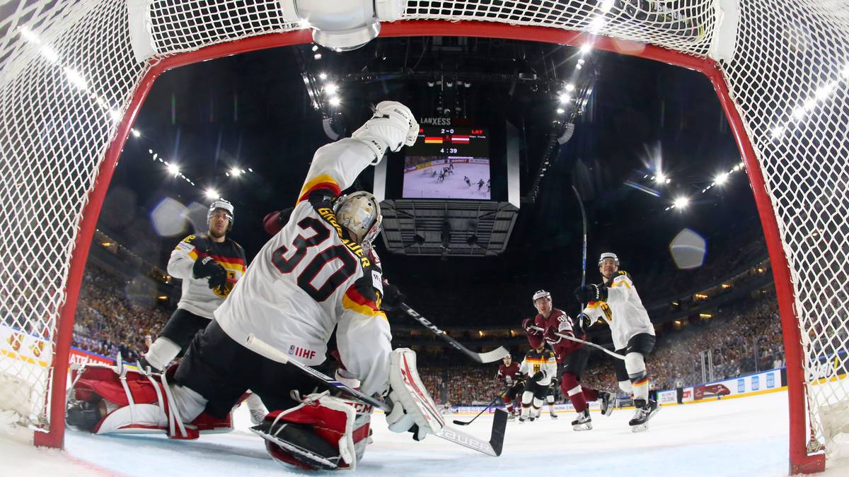 Und nicht zu vergessen: PHILIPP GRUBAUER, der bereits seit neun Jahren in Nordamerika lebt und in Washington zumeist nur zweite Wahl ist. Doch trotz mangelnder Spielpraxis stand Grubauer gegen Lettland erstmals im deutschen Tor und glänzte mit einigen spektakulären Paraden