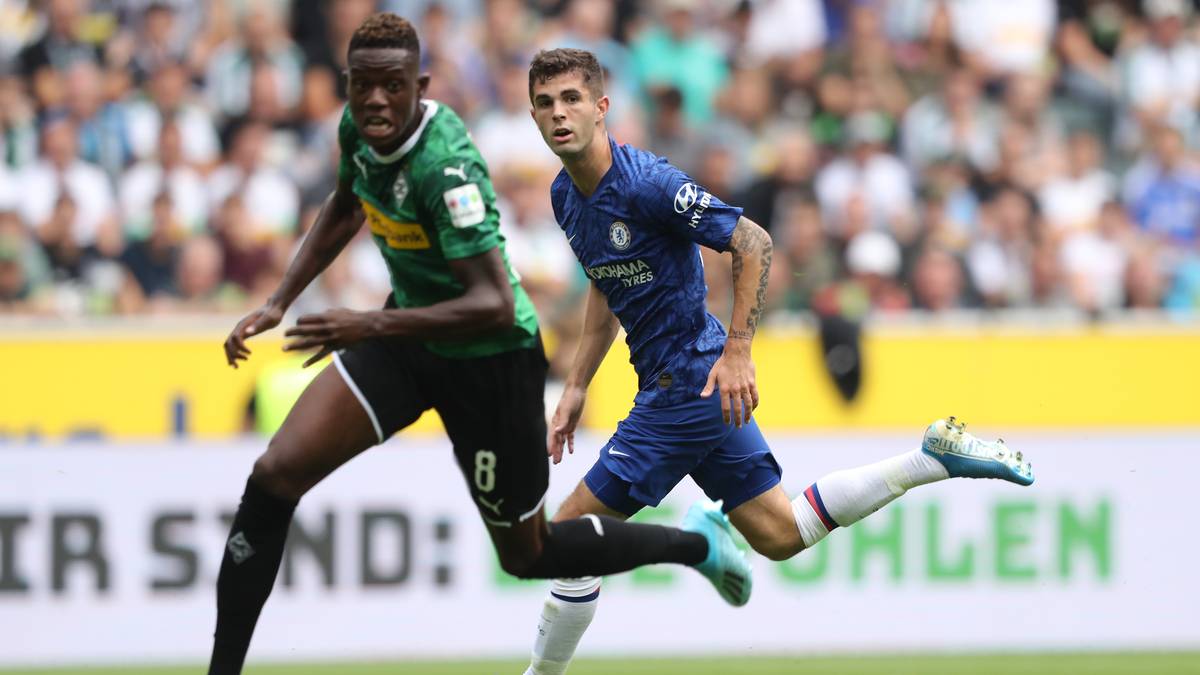 Borussia Mönchengladbach (l.: Denis Zakaria) gab gegen den FC Chelsea (r.: Christian Pulisic) den Sieg aus der Hand