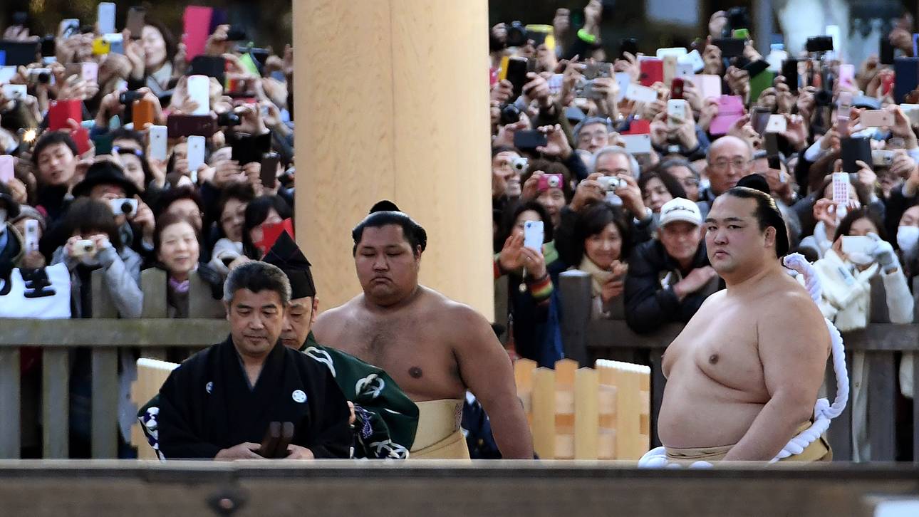 18.000 Japaner verfolgten den Aufstieg Kisenosatos (r.) zum Yokozuna