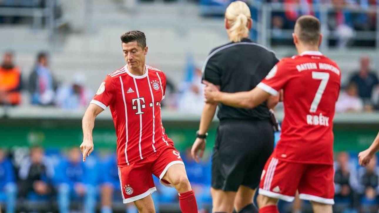 Franck Ribéry (r.) suchte zu Schiedsrichterin Bibiana Steinhaus durchaus auch die körperlich Nähe