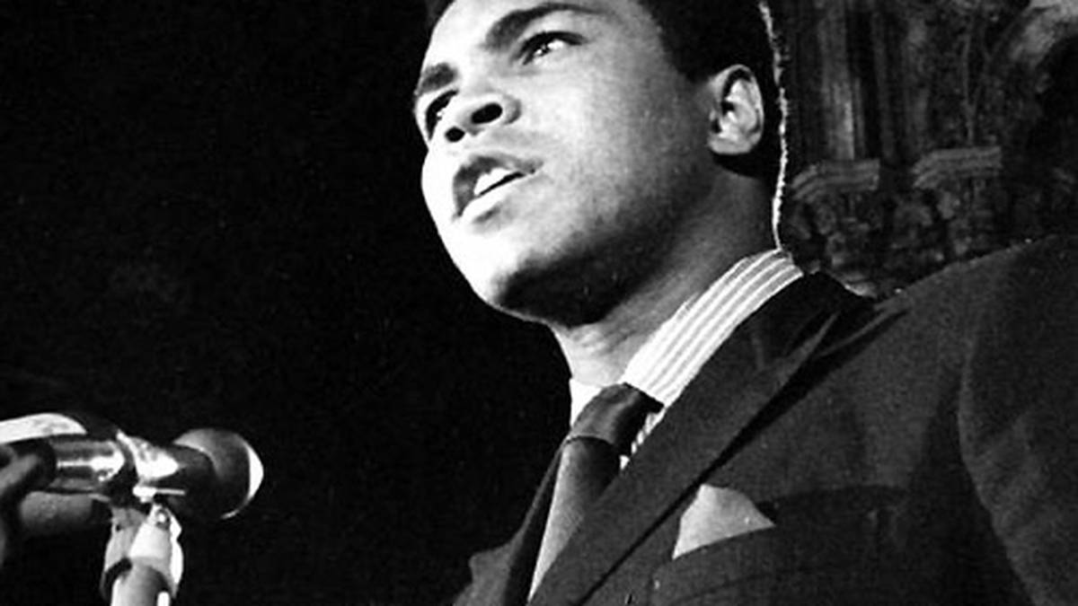 1970: Nachdem er wegen Wehrdienstverweigerung zu fünf Jahren Haft verurteilt worden und nur gegen Kaution auf freiem Fuß geblieben war, ihm zugleich aber auch die Boxlizenz entzogen wurde, verkündet Ali sein Comeback