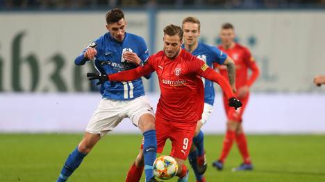 Hansa Rostock (in blau) fügte dem Halleschen FC eine bittere Niederlage zu